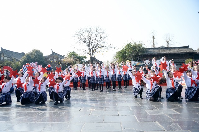 成都市青羊区千名学生“快闪”街头 传唱雷锋精神