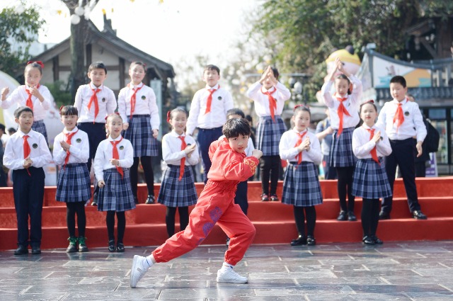 成都市青羊区千名学生“快闪”街头 传唱雷锋精神