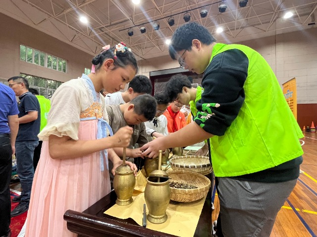 宁波卫生职院师生走进小学科普中医药文化