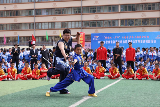 学校来了“冠军老师”