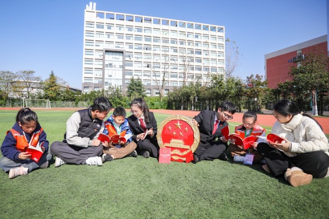 宁波财经学院为大学生和小学生共上一堂沉浸式法治教育课