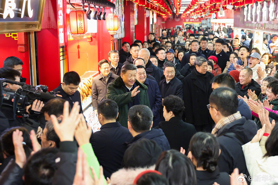 习近平察看春节市场供应：希望你们的生活像糖果一样甜甜美美